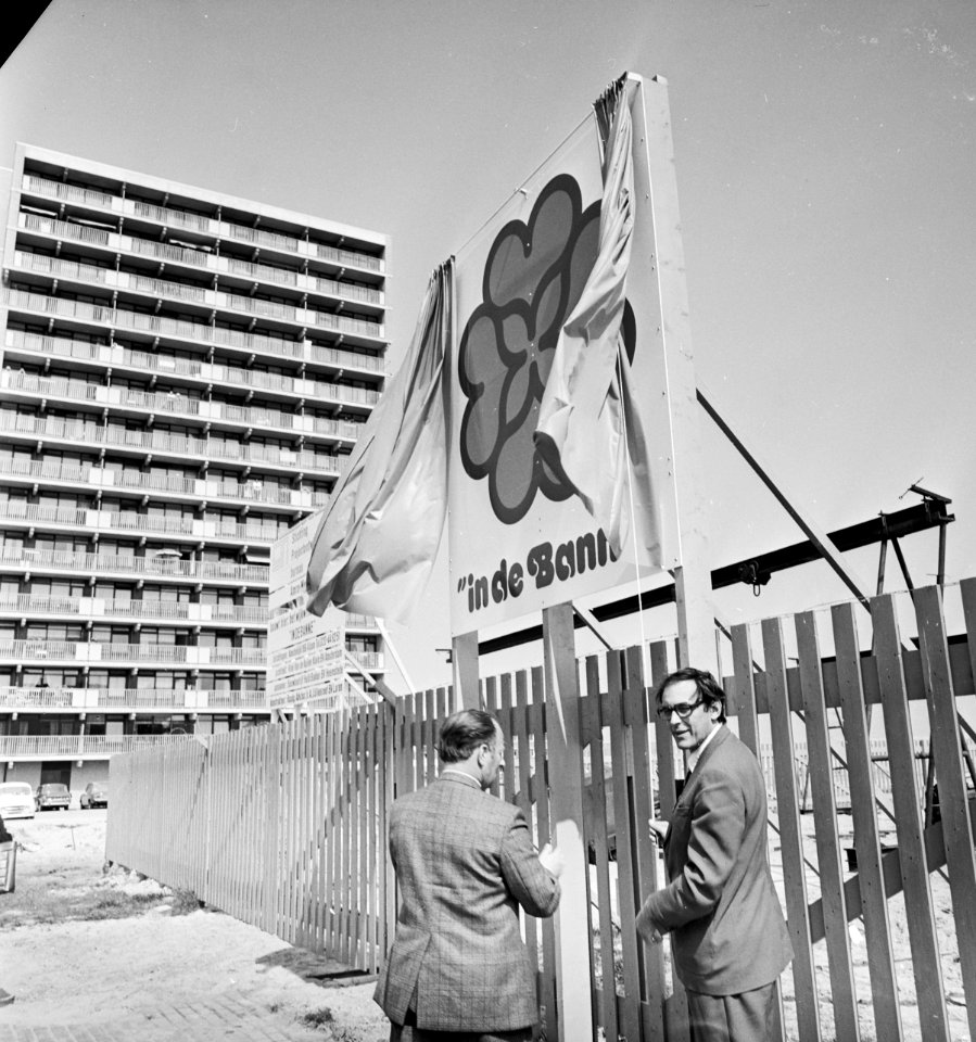 Lammers geeft in Amsterdam Noord startsein voor bouw winkelcentrum De Banne , , Bestanddeelnr 927-1926