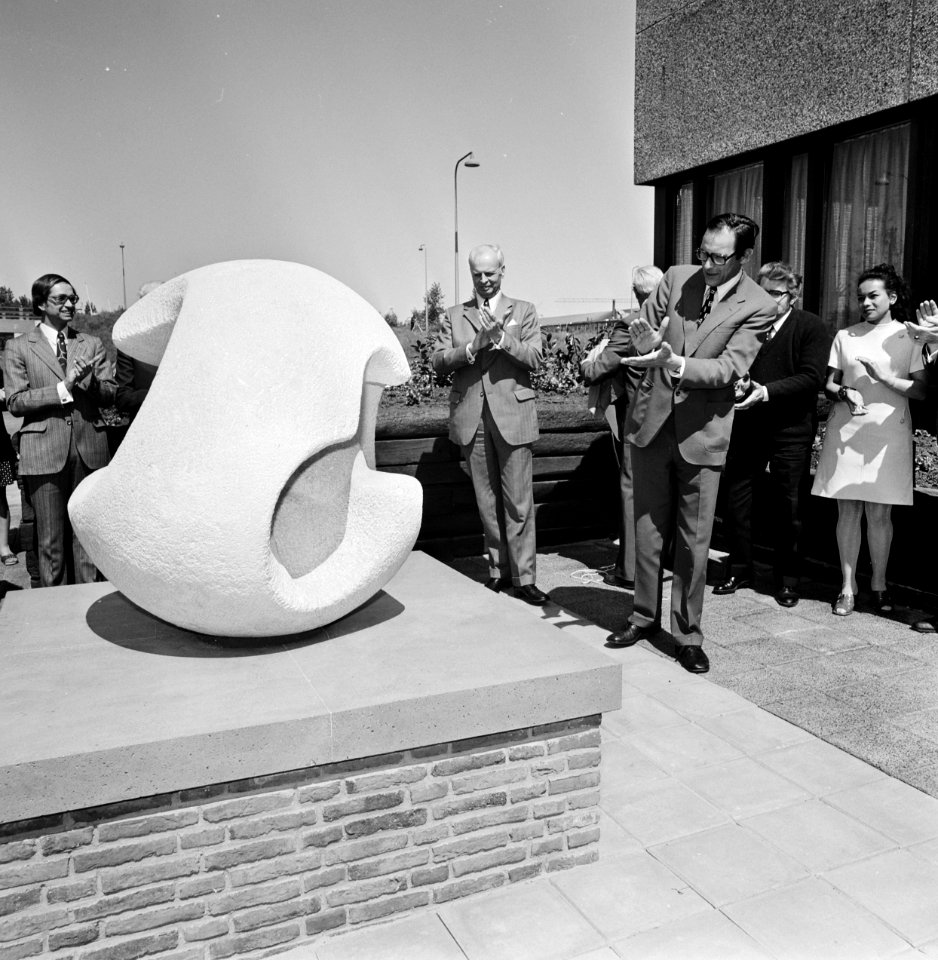 Lammers aanvaardt voor gemeente groenstrook met plastiek Wim Jonk , Lammers onth, Bestanddeelnr 927-1962