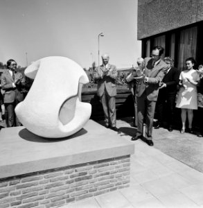 Lammers aanvaardt voor gemeente groenstrook met plastiek Wim Jonk , Lammers onth, Bestanddeelnr 927-1962
