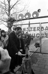 Lammers opent 1000e brug in Amsterdam schoolkinderen demonstreren, Bestanddeelnr 927-1015