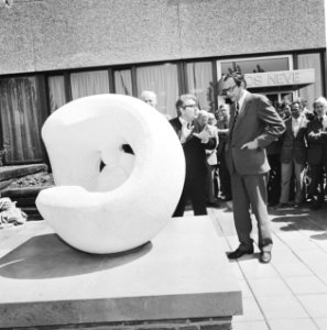 Lammers aanvaardt voor gemeente groenstrook met plastiek Wim Jonk , Lammers (r) , Bestanddeelnr 927-1960