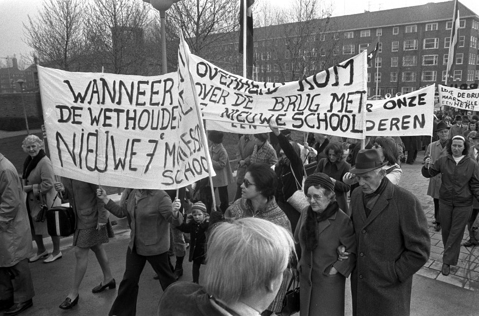 Lammers opent 1000e brug in Amsterdam demonstranten op de brug, Bestanddeelnr 927-1017