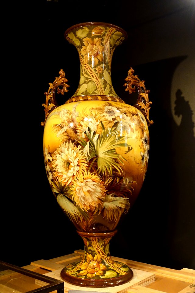 Lambeth Vase, c. 1892, Royal Doulton - Museum of Science and Industry (Chicago) - DSC06701