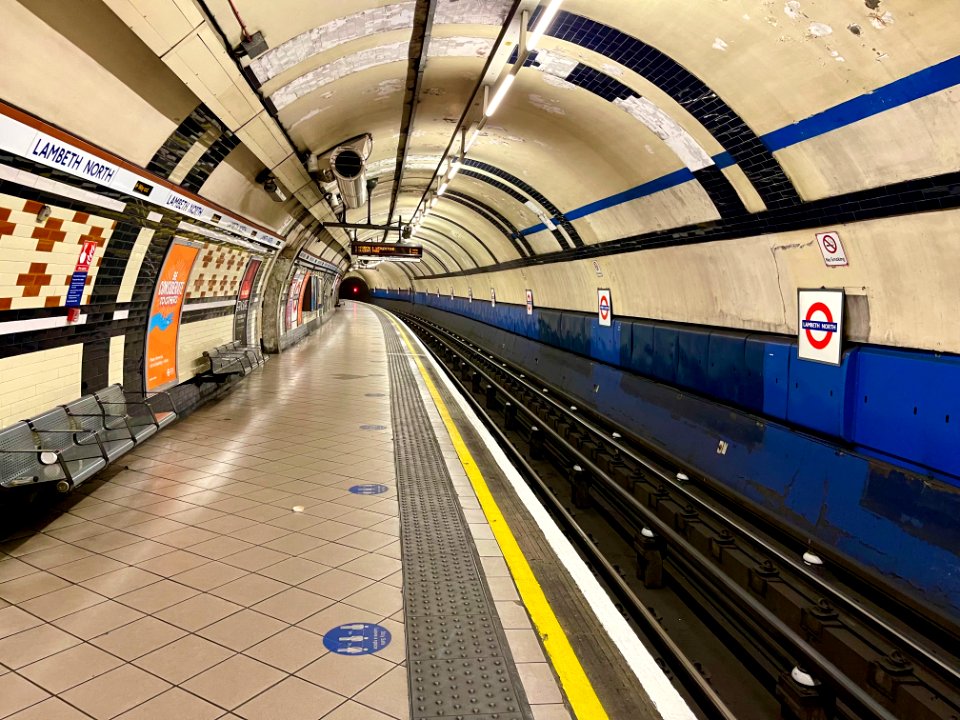 Lambeth North northbound platform looking south 2021