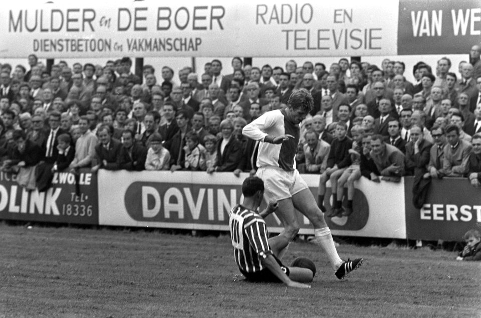 Lammers (PEC) is in duel met Piet Keizer (rechts), Bestanddeelnr 921-6777