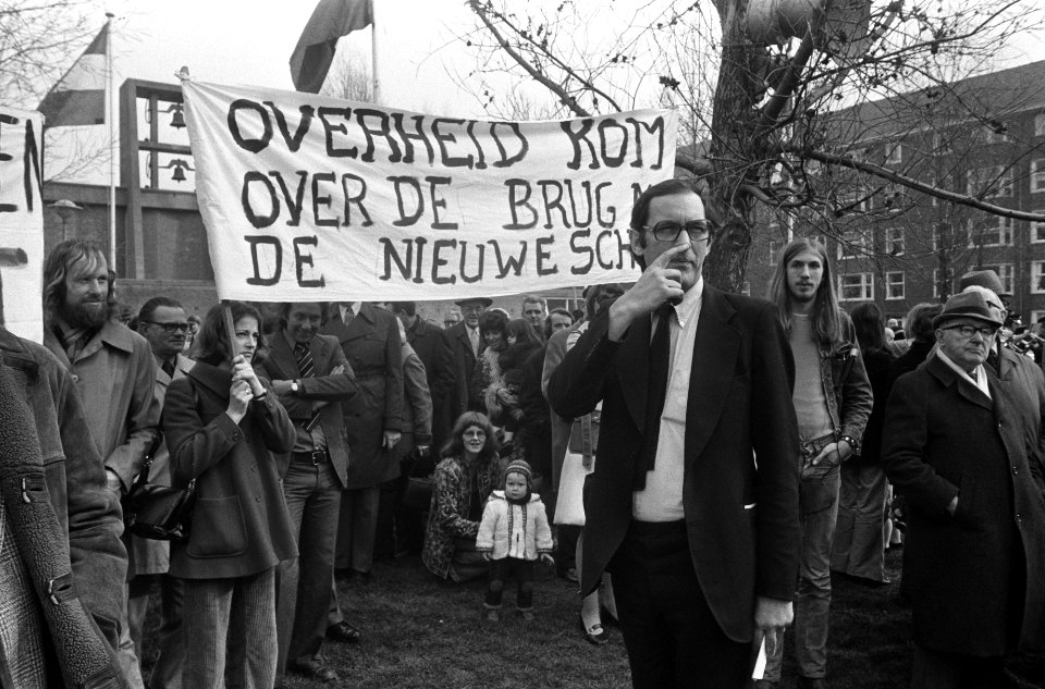 Lammers opent 1000e brug in Amsterdam Lammers en spandoek, Bestanddeelnr 927-1019