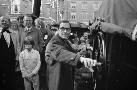 Lammers draait aan het wiel van een draaiorgel, Bestanddeelnr 924-6504