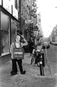 Lambiek-figuur weer terug in Leidsestraat, na 8 maanden door politie te zijn in , Bestanddeelnr 931-9522
