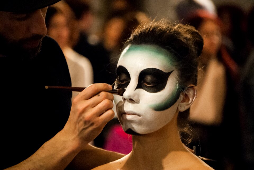 Face painting young body painting