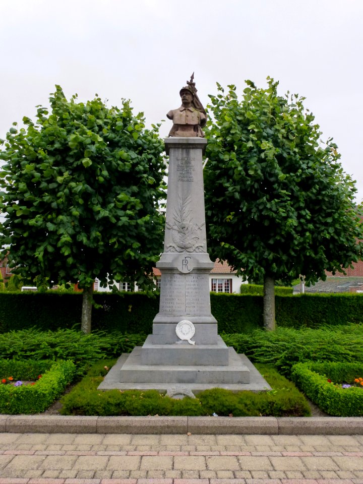Lambres (Pas-de-Calais) monument aux morts