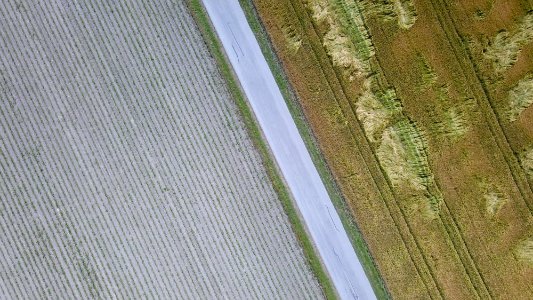 Luftbild mit schraegen Linien