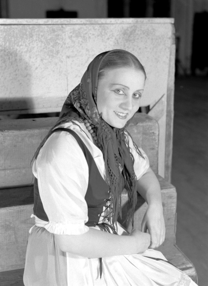Lucyna Szczepanska gekleed in de rol van Michaela in de opera Carmen in Teatr Wi, Bestanddeelnr 190-1224