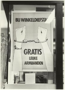Ludiek waarschuwingsbord voor winkeldieven bij supermarkt De Kijkgrijp, Gedempte Oude Gracht 56, NL-HlmNHA 54015199 02