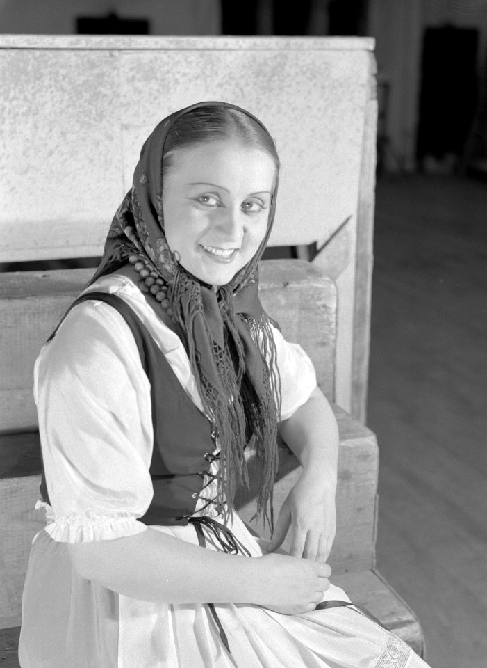 Lucyna Szczepanska gekleed in de rol van Michaela in de opera Carmen in Teatr Wi, Bestanddeelnr 190-1225