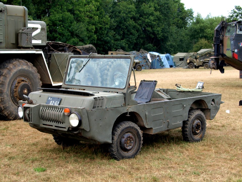LUAZ 967 M amphibious military vehicle pic2