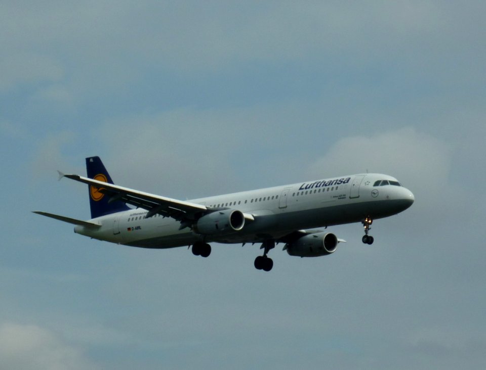 LufthansaAirbusA321-100registratedD-AIRL