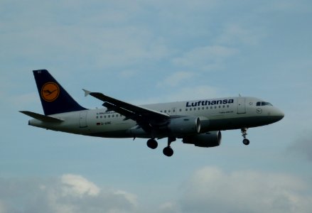LufthansaD-AIBClandingTXL