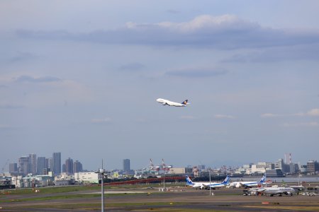 Lufthansa B747-8 RJTT 3