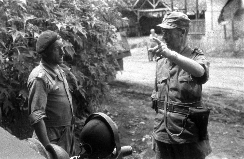 Luitenant-generaal Dürst Britt (rechts) wijst en spreekt met een KNIL-sergeant , Bestanddeelnr 3704