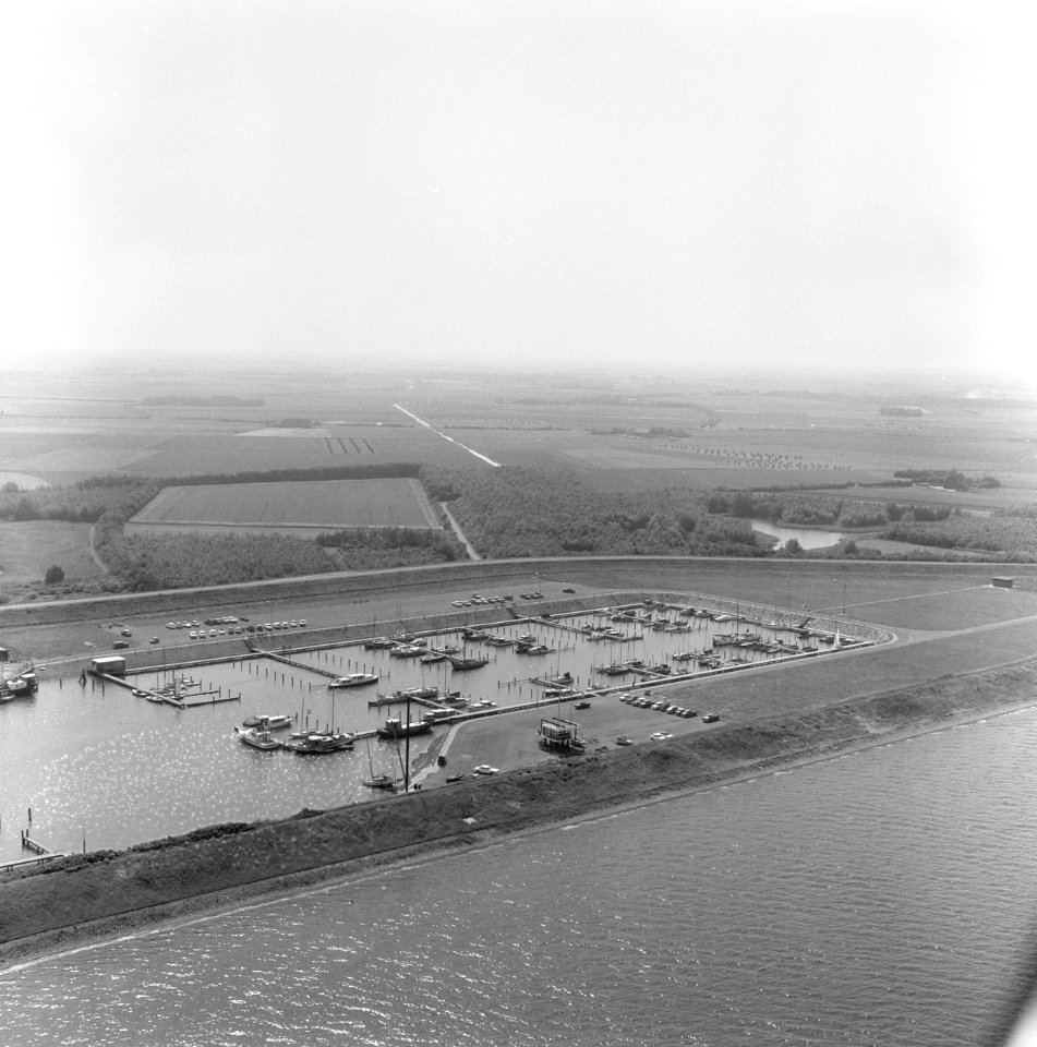 Luchtopname. Jachthaven Vrouwenpolder (Zeeland), Bestanddeelnr 168-0502