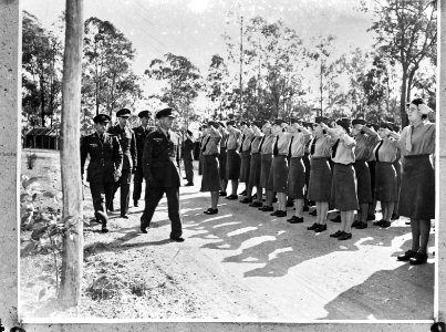 Luitenant-generaal L.M. van Oyen, opperbevelhebber van het KNIL, decoreerde serg, Bestanddeelnr 934-9100