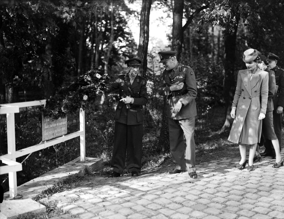 Luitenant-Generaal Sir Neil Methuen Ritchie aanwezig bij de onthulling van een , Bestanddeelnr 901-9281