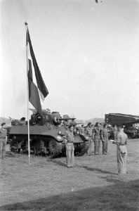 Luitenant Wessels staat aangetreden voor de tanks Hij wordt toegesproken door z, Bestanddeelnr 100A-4-5