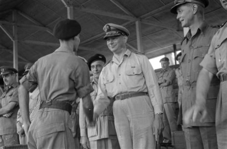 Luitenant Wessels ontvangt felicitaties, geheel links Van Houten, midden S.H. Sp, Bestanddeelnr 100A-2-4