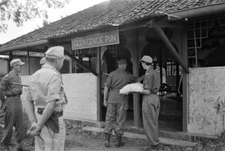 Luitenant-generaal Dürst Britt, commandant 7 december Divisie, opent een kantine, Bestanddeelnr 450-5-2