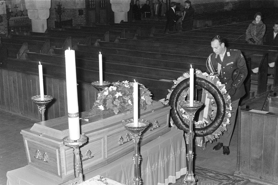 Luitenant Kolonel L. van de Drift legt namens HM en Prins Bernhard een krans bij, Bestanddeelnr 925-2778
