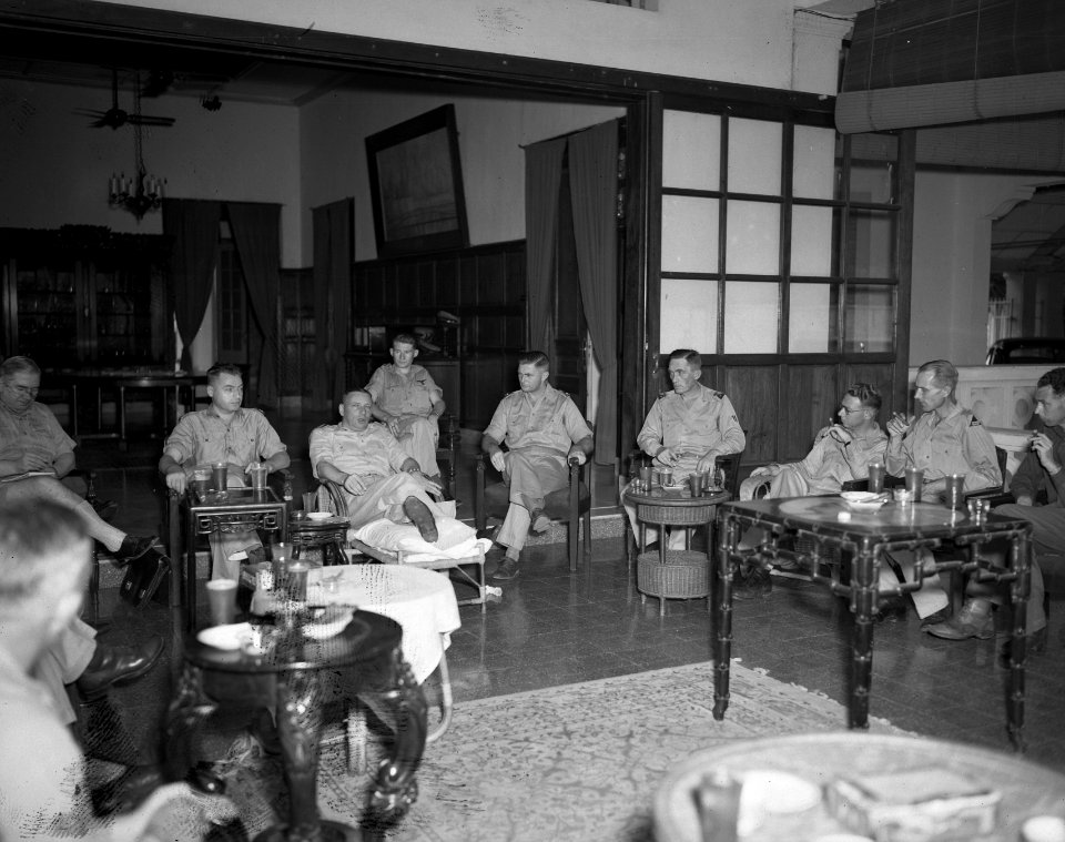 Luitenant-generaal S.H. Spoor tijdens een vergadering. Links van hem kolonel P. , Bestanddeelnr 10593