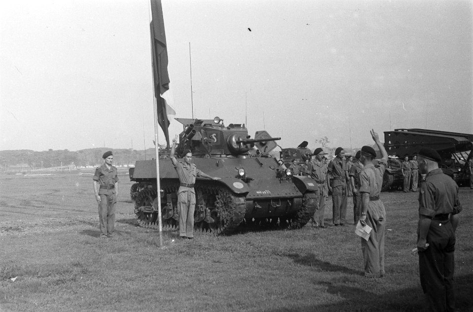 Luitenant Wessels legt de eed af bij zijn tank, Bestanddeelnr 100A-3-2