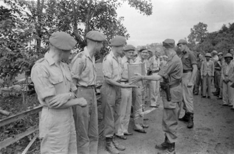 Luitenant-Generaal Dürst-Britt, commandant van de 7 December Divisie reikt een t, Bestanddeelnr 450-4-2
