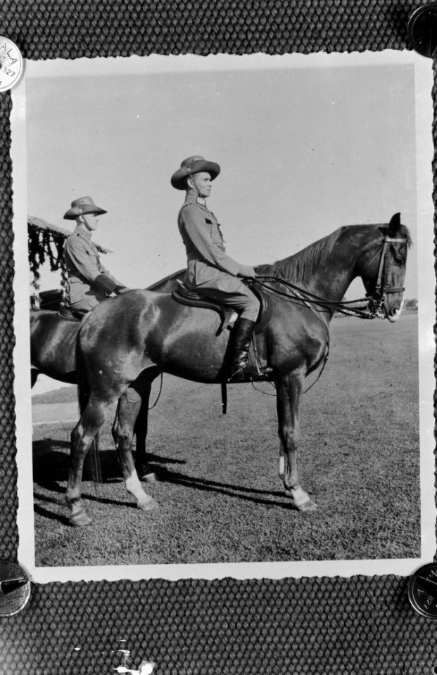 Luitenant-generaal G.J. Berenschot, legercommandant KNIL, tijdens een parade wa, Bestanddeelnr 8779