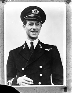 Luitenant ter Zee E.H. Larive, commandant van een Nederlandse MTB (motortorpedo…, Bestanddeelnr 935-0246