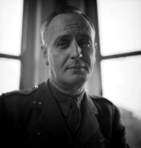 Luitenant W.L. van Warmelo uit Pretoria Commandant Detachement Londen, Bestanddeelnr 935-0870