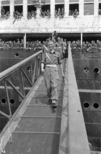 Luitenant De Graaf, de kapelmeester van de Prins Bernhard Kapel gaat van boord g, Bestanddeelnr 91-5-2