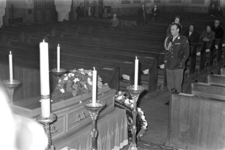 Luitenant Kolonel L. van de Drift legt namens HM en Prins Bernhard een krans bij, Bestanddeelnr 925-2780
