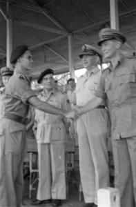 Luitenant Wessels ontvangt felicitaties, 2e van rechts S.H. Spoor, rechts D.C. B, Bestanddeelnr 100A-2-5