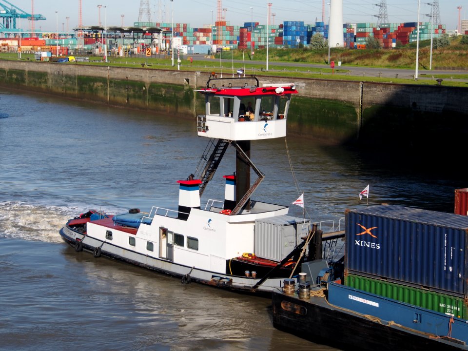 Lucia (tugboat, 1943), ENI 02322715, navigating into the Zandvlietsluis, Port of Antwerp pic1