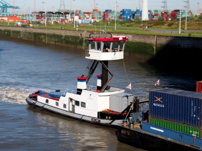 Lucia (tugboat, 1943), ENI 02322715, navigating into the Zandvlietsluis, Port of Antwerp pic1