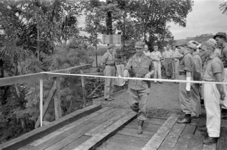 Luitenant-Generaal Dürst-Britt, commandant van de 7 December Divisie knipt een l, Bestanddeelnr 450-4-4