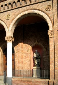 Lukas in der Vorhalle