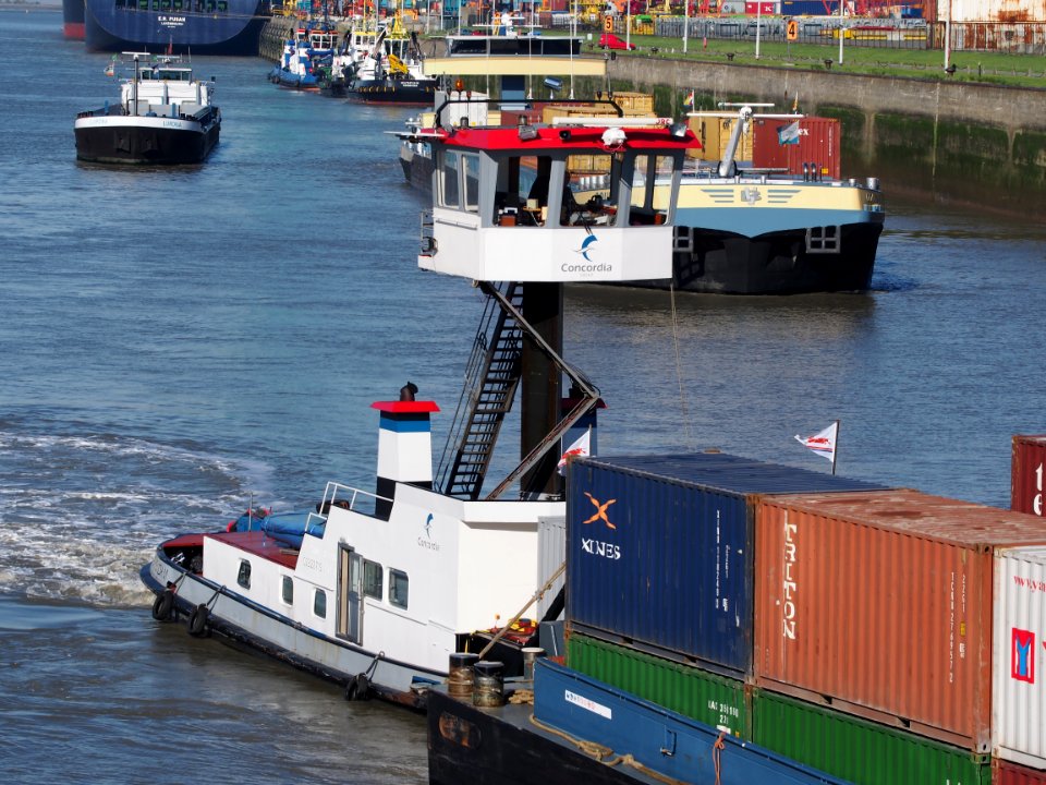 Lucia (tugboat, 1943), ENI 02322715, navigating into the Zandvlietsluis, Port of Antwerp pic2