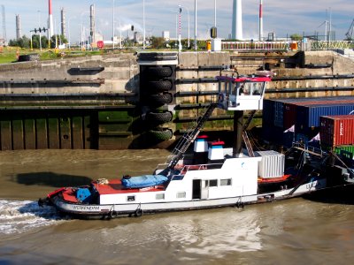 Lucia (tugboat, 1943), ENI 02322715, navigating into the Zandvlietsluis, Port of Antwerp pic4