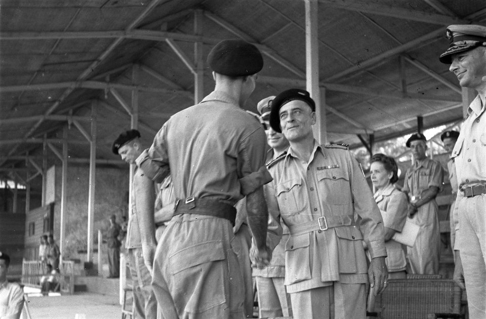 Luitenantt Wessels ontvangt felicitaties van een cavalerie-officier, rechts SH, Bestanddeelnr 100A-2-3