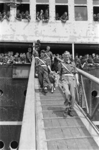 Luitenant De Graaf, kapelmeester van de Prins Bernhard Kapel, gevolgd door masco, Bestanddeelnr 91-6-4