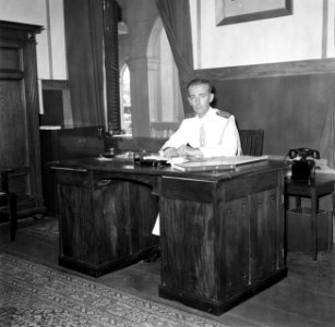 Luitenant Fijn van Draat, adjudant van de gouverneur, achter zijn bureau, Bestanddeelnr 252-6953