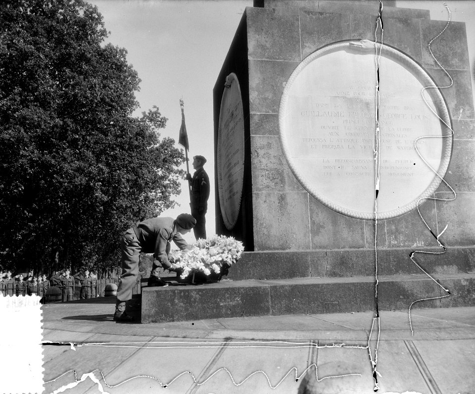 Luitenant Kolonel F. Ronffaer legt krans bij gedenknaald 140 jaar bij Waterloo, , Bestanddeelnr 907-1898