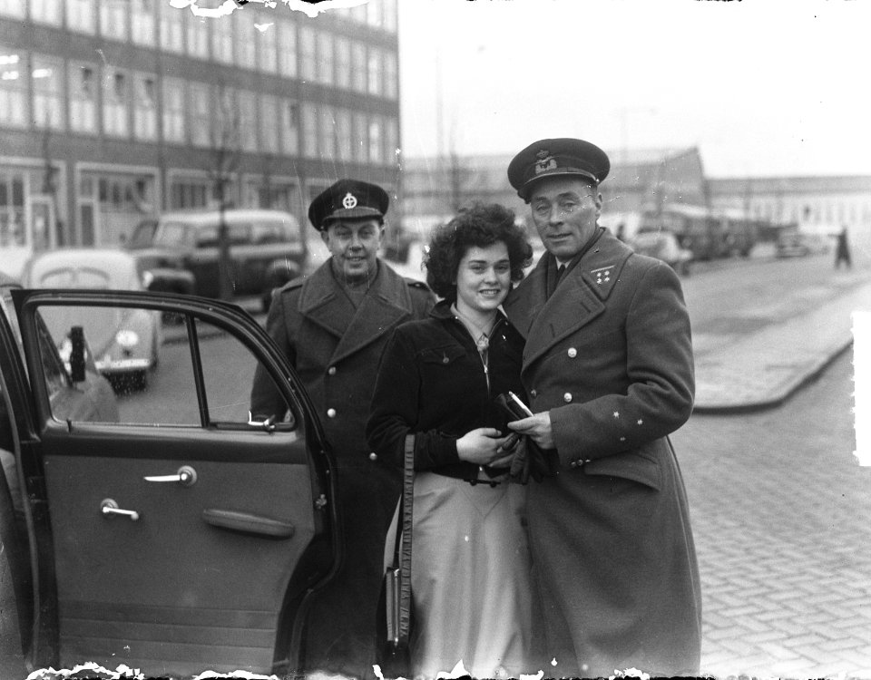 Luitenant Generaal A. Aler terug uit Amerika (met dochter), Bestanddeelnr 904-4275